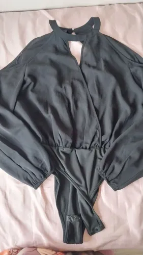 Body preto de manga longa com um elegante detalhe de recorte tipo gota no decote