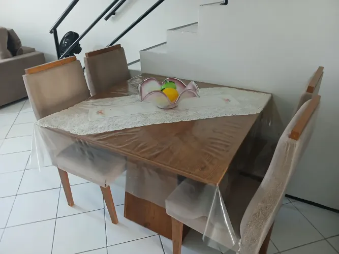 Sala de jantar com 4 cadeiras 