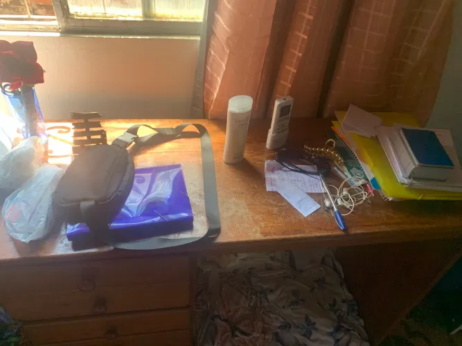 Mesa escrivaninha com gavetas 