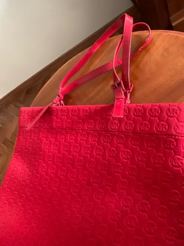 Bolsa vermelha em malha resistente tamanho médio 