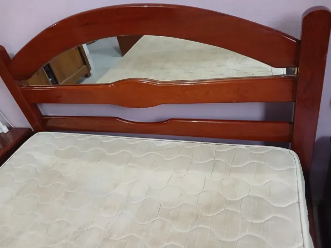 Vendo cama casal madeira maciça mais colchão molas ensacada usada.
