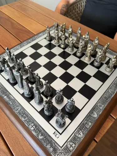 Jogo De Xadrez Templários Completo Tabuleiro 32 Peças Resina