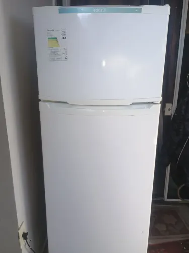 VENDO GELADEIRA FUNCIONANDO OK MODELO TRADICIONAL