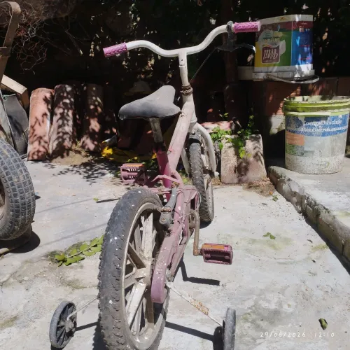 Bicicleta infantil um pouco suja mas em bom estado