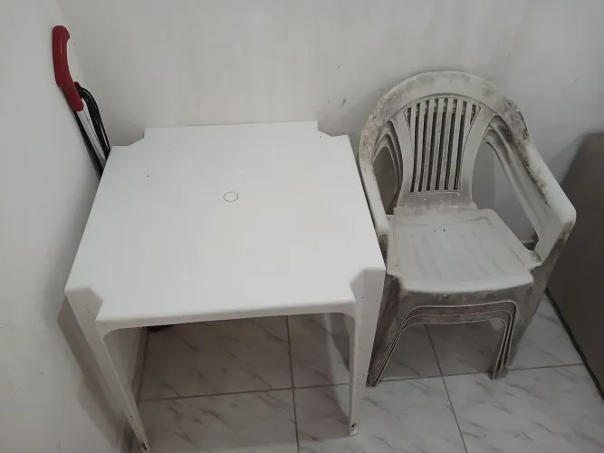 Mesa plástica com cadeiras