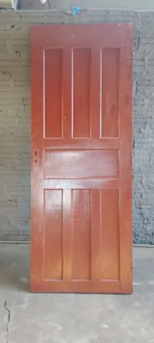 Vende-se Porta de madeira cedro 2.10 x 0.80 R$ 200 menor preço e não faço entrega 