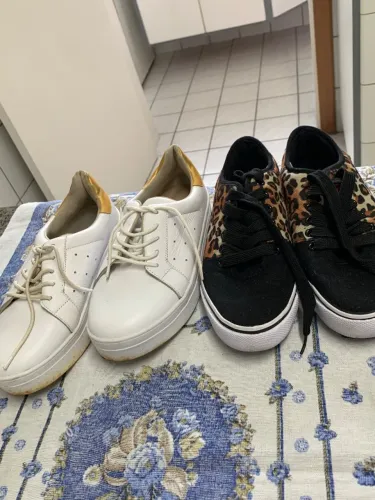 2 pares de tênis (branco de couro e estampado de oncinha)