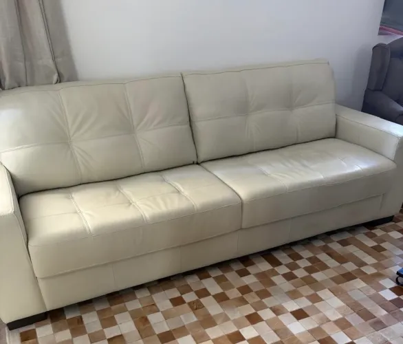 Sofá Hero Couro - cor Off White - 2,40 metros - R$4.950,00