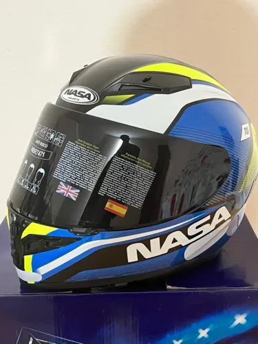 Capacete esportivo Novo com. Óculos solar embutido