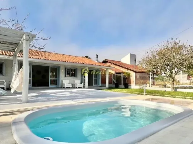 Casa em Atlântida, sobre um amplo lote e decorada em estilo Boho Chic.