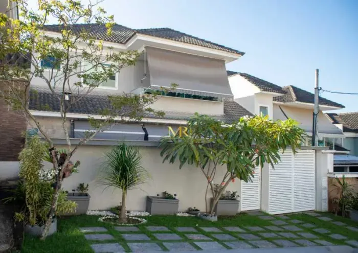 Casa Triplex à Venda em Condomínio - 4 Dormitórios (3 suítes) - Pechincha - 315 m² com Pis