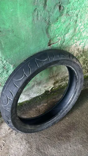 Pneu dianteiro em perfeitas condições