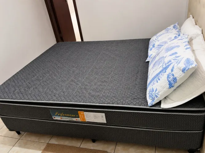 Vendo cama box king / podendo usar os dois lados do colchão 