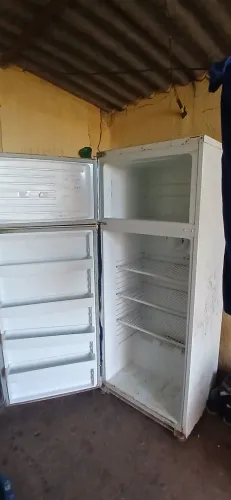 Vendo geladeira funcionando perfeitamente só 300$ reais pra sair logo