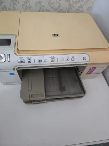 Impressora HP C5580 copiadora, escaner, imprime capas de DVD/CD e fotos em alto padrão. 