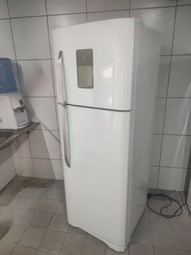 Geladeira Electrolux frost free gelando perfeitamente bem conservada faço entrega