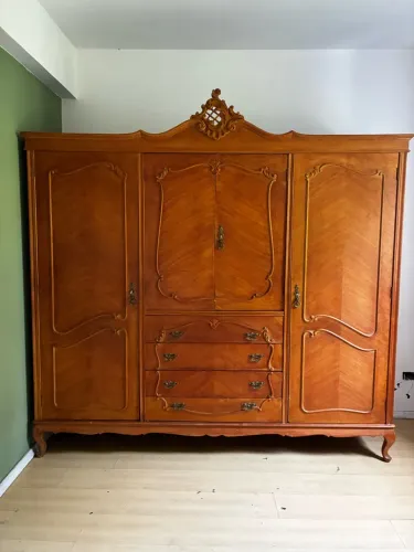 Guarda-Roupa Provençal de Madeira Maciça Entalhado - Clássico e Elegante