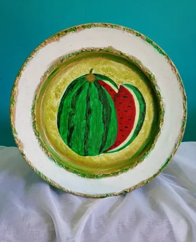 Prato decorativo de parede em metal pintado a mão com melancia  