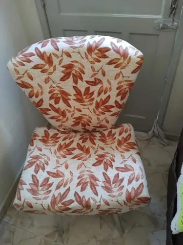 Cadeira acolchoada pra sala semi nova