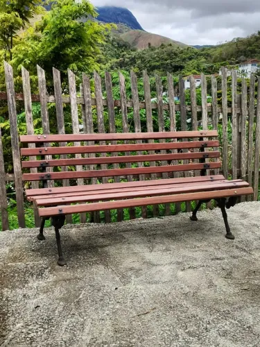 Lindo banco jardim