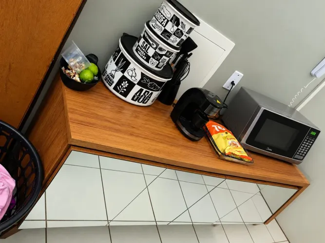 Armário de cozinha com espelho 1,76 de comprimento 77 de altura e  42 de profundidade 