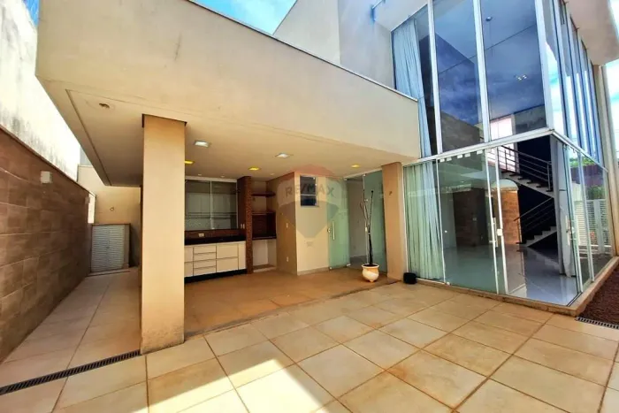 casa com 4 quartos sendo 2 suítes