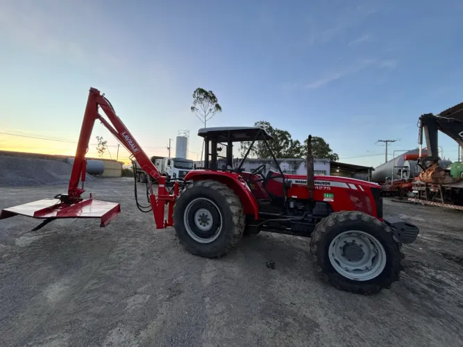Trator Massey Ferguson 4275 com roçadeira articulada 