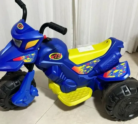 Moto elétrica infantil semi nova muito conservada apenas 500 reais
