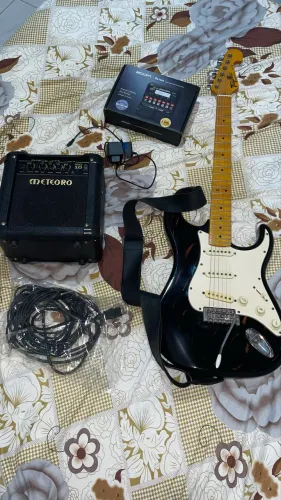 Guitarra Strato Kit Completo - Guitarra, Amplificador, Pedaleira, Acessórios e Cabos.