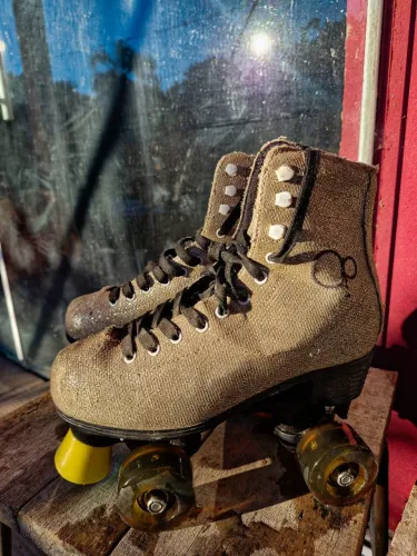 Patins Quad Tradicional Dourado com Brilho Tam 36