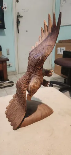 Escultura de Gavião de Madeira