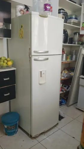 Geladeira Frost Free com dispenser de água