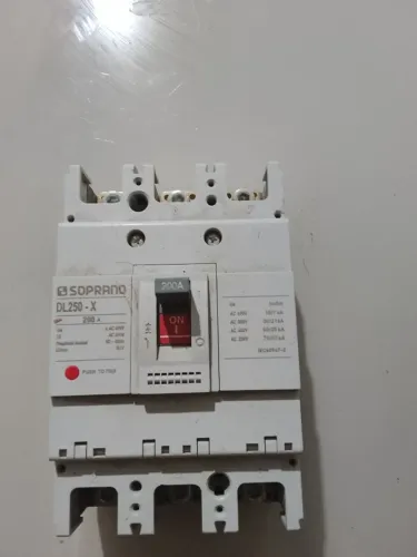 02 disjuntores de caixa moldada tripolar da marca soprano modelo Dl 250-x steck da série