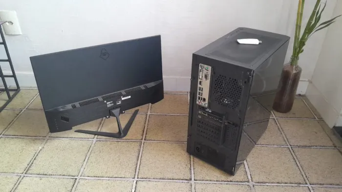 OPORTUNIDADE. PC DE MESA COM MONITOR ( TIPO GAMER E RODA PROGRAMADAS DE ARQUITETURA )