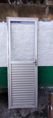 Vendo porta de alumínio sem o vidro e sem chaves  por 190 reais pra vender logo 