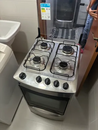 Vendo fogão cônsul 4 bocas acendimento automático, tudo funcionando perfeitamente.