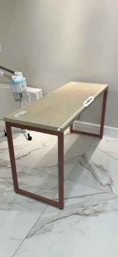 Mesa industrial com estrutura metálica