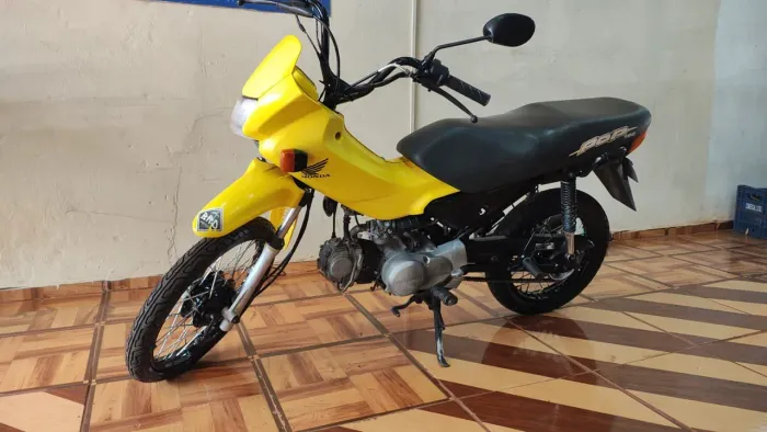 Moto zera impecável.