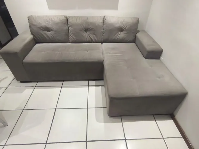 Sofá em bom estado,e mesa com alguns  desgaste de tempo.