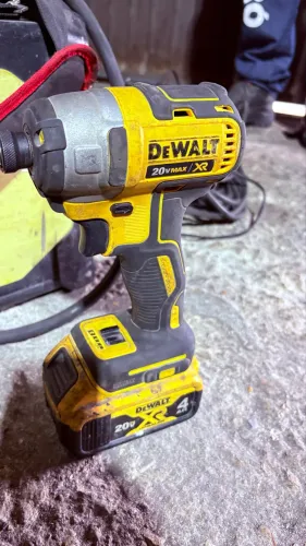Parafusadeira/Furadeira DeWALT 20V MAX XR + Bateria 4Ah - Usada