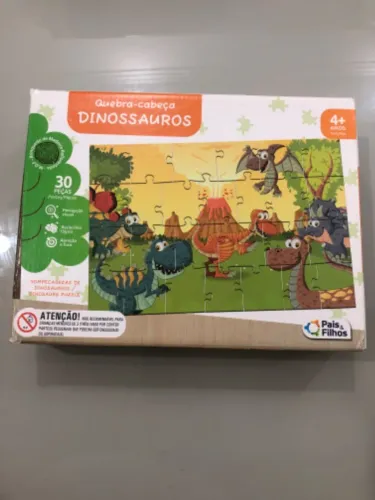 Brinquedos seminovos na caixa.