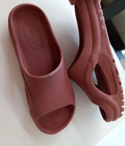 Sandália de plástico bem resistente, ideal para chuva