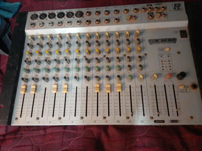 Vendo essa mesa de som 250$