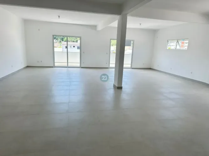 Sala comercial c/ 100mts para locação em Biguaçu-SC, bairro Rio Caveiras: Espaço amplo e v