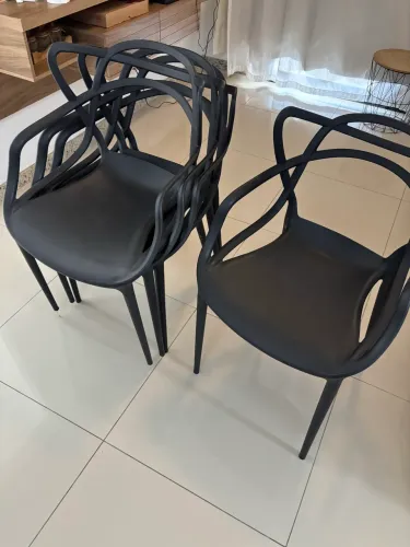 Kit 4 Cadeiras Allegra Preta. Pouco tempo de uso e com designer moderno e super resistente