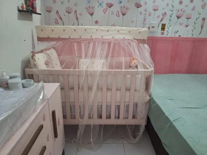 Berço rosa seminovo