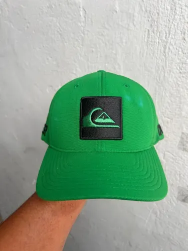 Boné Quiksilver letreiro 