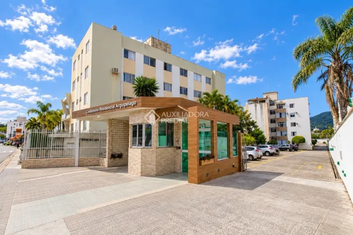 Apartamento de 3 dormitórios 89m2 privativos 1 vaga de garagem no bairro Trindade