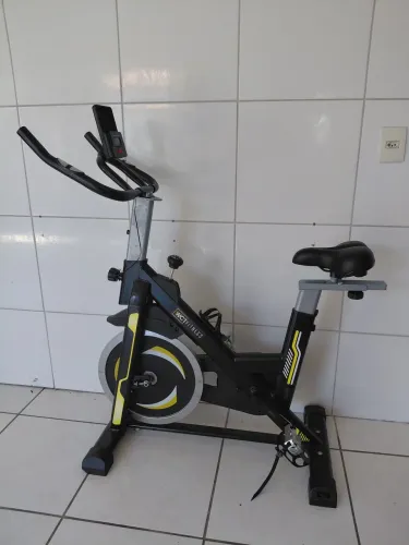 Bicicleta spinning com roda de inércia 13 kg wct fitness preta