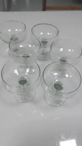 Conjunto de taças grandes e de licor